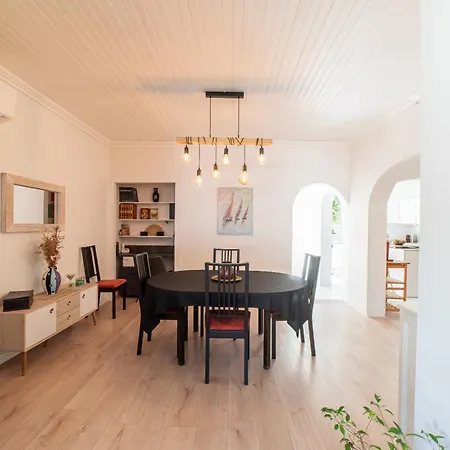 Belle Maison - Domaine Reyes *